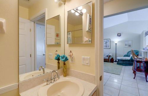 Bright Titusville Retreat with Lanai - WFH Friendly! - Foto 19