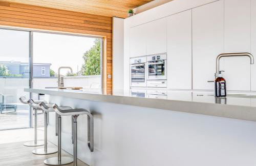 Breathtaking Home with Parking - Pass the Keys - Photo 3