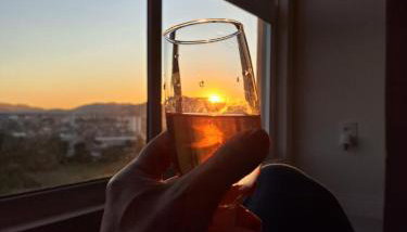 Apto lindo e completo com piscina em Itajai - Foto 2