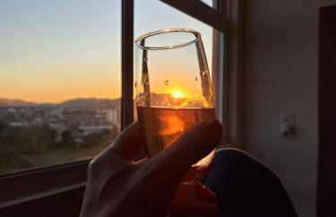 Apto lindo e completo com piscina em Itajai - Foto 2