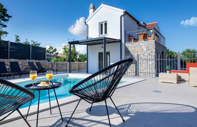 Luxury Krk Villa With Private Pool and Gardens - Photo 25