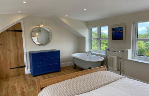 Delightful 3 bed cottage with hot tub & sea views. - Photo 12