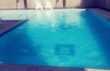 FLATS na Praia do Rio Âmbar, 40 m da praia, com 60 m2, cozinha completa, 2 quartos com ar condicionado, acomoda 8 pessoas, piscinas, área de lazer, WIFI, caseiro, ambiente familiar. - Foto 2