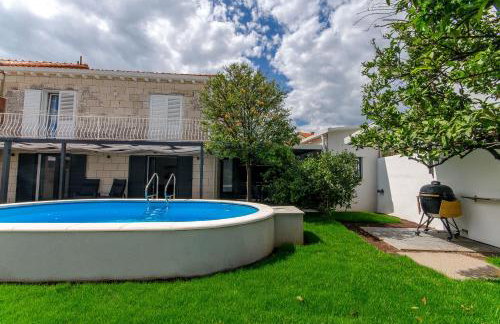 Azure Heaven Apartment w heated pool - Photo 2