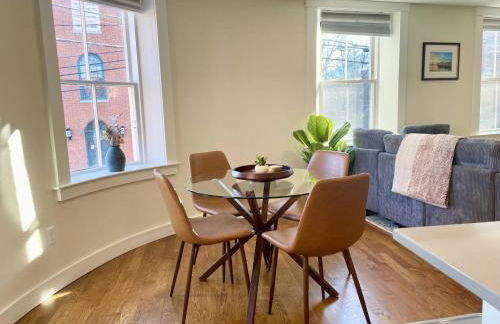 4 King Suites, Downtown, Outlets, Beach, Historic - Photo 3