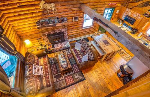 Family-Focused & Pet-Friendly Log Cabin with 4BR 2BA Sleeps 10 - Photo 8