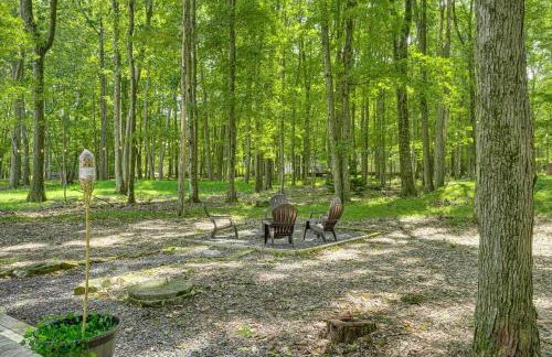 Private Hot Tub Tree-Lined Poconos Home! - Foto 36