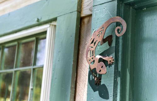 Beautiful Rustic Cabin Surrounded by Nature with Incredible Views and a Wrap-Around Deck for an Amazing Glamping Experience in Marshall, NC - Foto 29