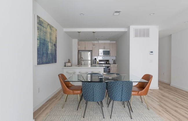 Lavish 3BR Retreat w Private Rooftop Deck Near NYC - Foto 4