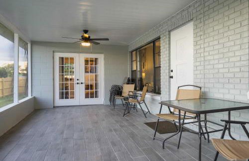 Hook, Line and Leisure Lakefront Gem with Porch! - Foto 31