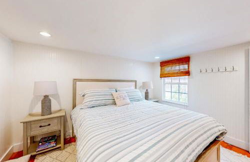 Classic coastal home with game room & private hot tub - walk to beaches - Foto 17