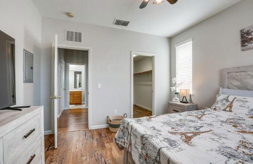 Extended-Stay Ready! Elk Grove Unit with Pool Access - Foto 21