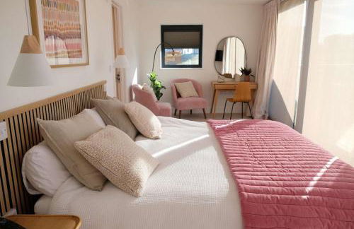 Still Waters - Luxury Lakeside Retreat with Hot Tub - Photo 13