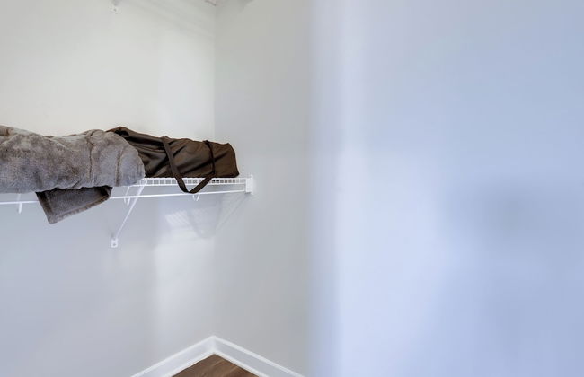 Spacious 2BR Apt with Den W Balcony - Foto 32