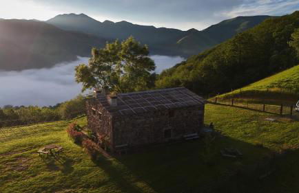 La cabaña mirador de los Valles Pasiegos - Foto 1