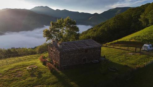 La cabaña mirador de los Valles Pasiegos - Foto 1