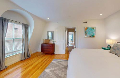 3-Bed 2-Bath Brookline Village Townhome w Deck - Foto 19
