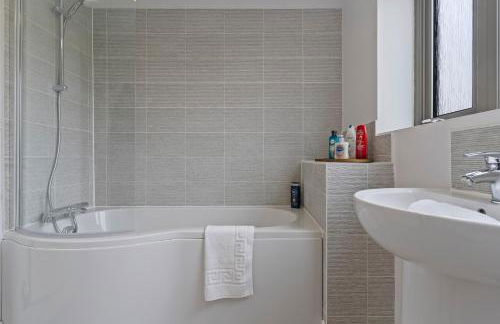 Exquisite 7 Bedroom 5 Bathroom House - Over 1900 sqft - Close to City Centre with Free Parking, Fast W-Fi and SmartTVs by Yoko Property - Foto 19