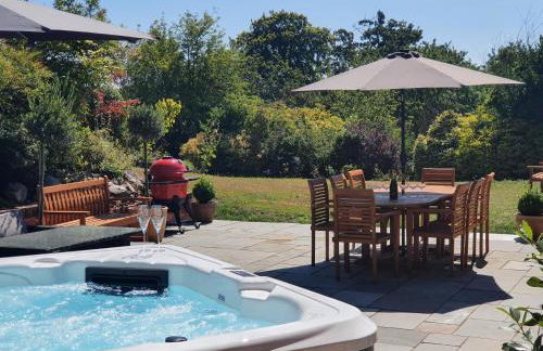 Luxury 5-Bed Country House with Hot Tub, Views & Games Room, Sleeps 12 - Kent Downs - Foto 1