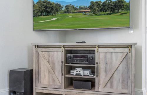 Charming Villa with Backyard Oasis Close to Beach - Foto 10