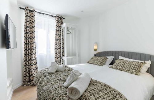 New- 8 pers devant le parc de la villette - Foto 15