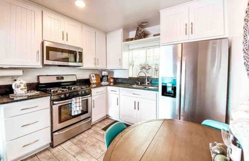 Cozy beach home walking distance from ocean - Foto 30