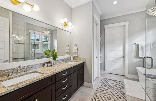 Walk to 12 South and Restaurants with Garage and Golf Simulator - Foto 10