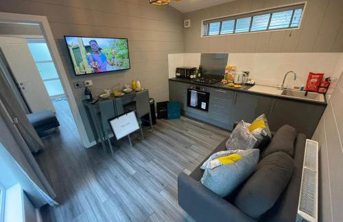 P75 - Studio Pod with Hot Tub - Photo 8