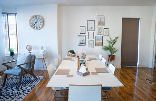 Modern Penthouse with Balcony - Near Beach & Town - Foto 14