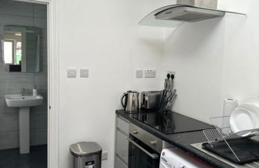 New Cozy Studio Apt. House with Parking. Entire space - Photo 5