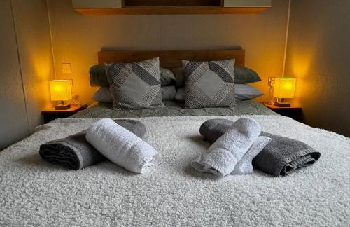 The Lake House - Quiet, Dog Friendly, By the Lake, Free Parking - Photo 1