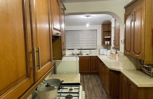 Lovely Spacious House Family & Contractor Friendly 3 Bedroom Near Leeds Centre Sleeps 8 - Foto 29