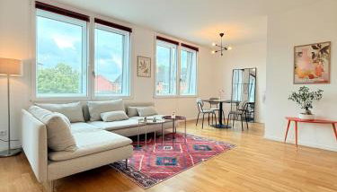 New-three room-Entire Apartment with two Balconies & Garage, Central-Fast Access to City Center - Barmbek -Stadtpark - Foto 3