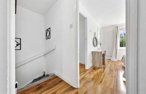 4 Bedroom House by Homestyles Hosts - Short Lets and Serviced Accommodation Islington - Private En-Suite - Foto 49