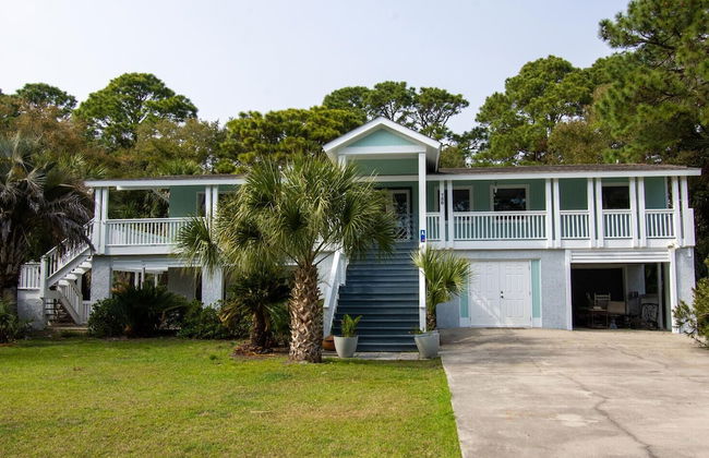 5bd, 3Ba Home Sleeps 14 Comfortably, Close to the Beach and Club Amenities - Photo 1