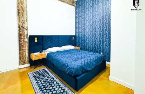 The Stallion #103 - Walk to Attractions - Modern 2BD Loft in Downtown with Patio - Foto 9