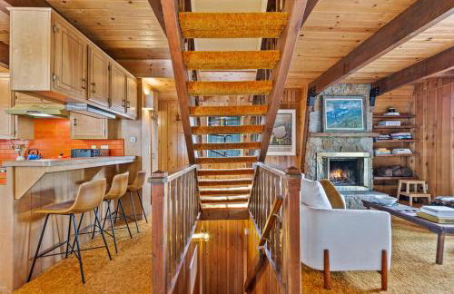 Pet & Kid Friendly Cozy Cabin, BBQ, Firepit, Outdoor Dining, Forest Views - Photo 28