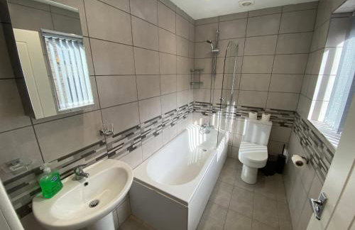 Modern 3- Bed Holiday Home - Private Parking Sleeps 10- 2 Min M62 - Foto 8