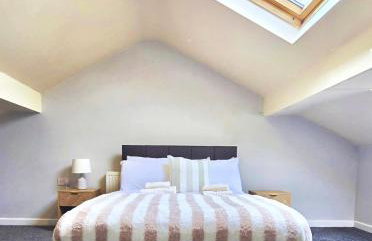 Comfy Entire Apartment with Free Parking in Bury Town - Photo 2