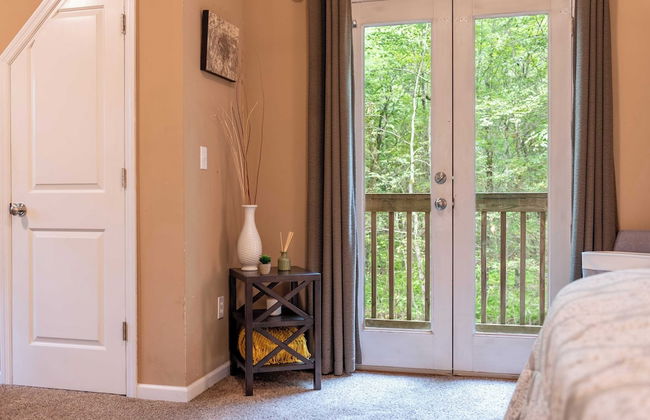 Bear Trail Chalet by Avantstay Retreat w/ Outdoor Living Deck & Fire Pit - Foto 25