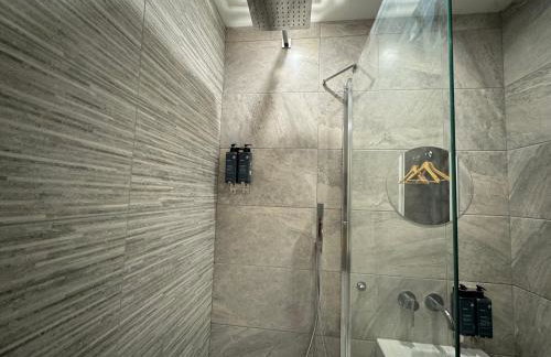 Luxury 6-Bed House - 6 En Suite- Jaquzzi Baths - Private Parking - Suitable for contractors - Foto 59