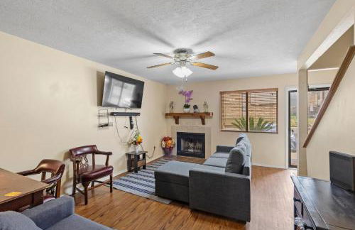 Cozy Huntsville Condo - 2BR Near SHSU - Pool - WiFi - Free Parking - Foto 1