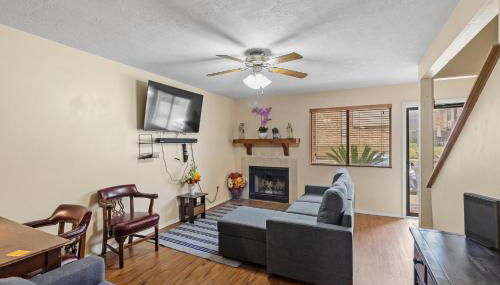 Cozy Huntsville Condo - 2BR Near SHSU - Pool - WiFi - Free Parking - Foto 1