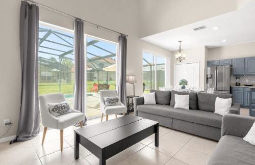 Large Spacious Home w Private Pool & Hot Tub - Photo 11