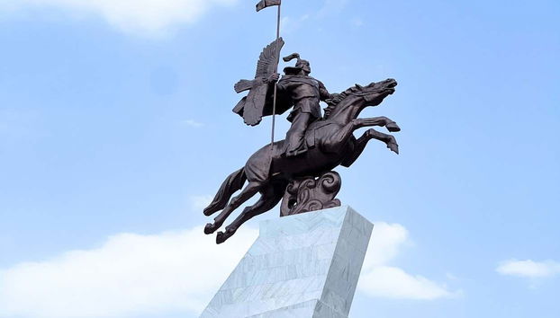 Estatua Manas en Biskek