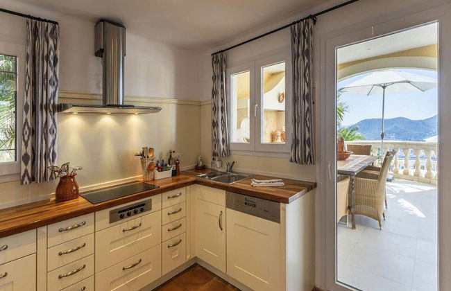 Lavish Villa With Saltwater Pool - Foto 10