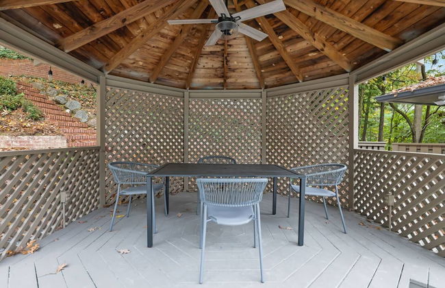 Luxury 7BR Buckhead Oasis w Pool Gameroom Firepit - Foto 32