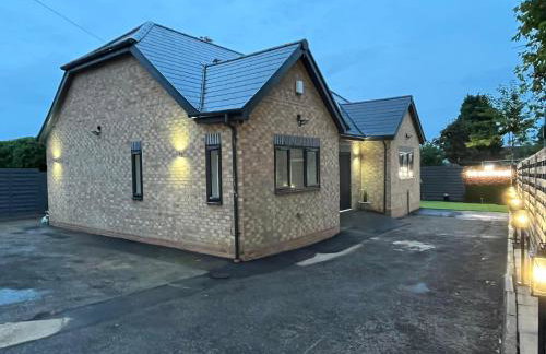 Modern 4 Bedroom Stylish Villa with out-door Hot Tub - Foto 1