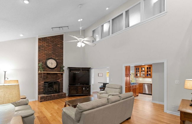 Sleeps 22, Lakefront w/ Private Dock & Pool, 2 Houses Lake Living by Avantstay - Foto 42