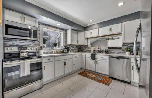 Swim and Relax In our Pool and Hot Tub and Recently Renovated - Foto 19